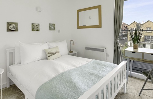 St. Dunstan's Apartment | Gorgeous Mile End Flat