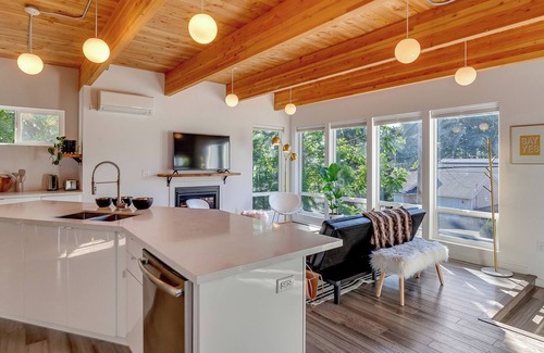 Portland House | Gorgeous Modern 3-bedroom house in Portland with AC and WiFi