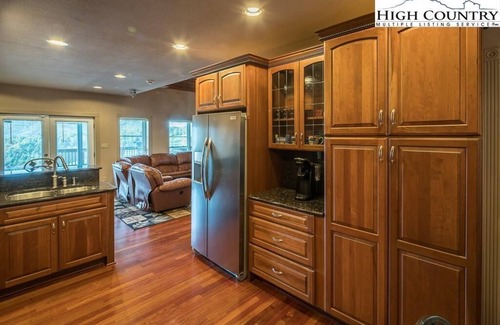 West Jefferson House | Gorgeous Mountain & New River View’s, Hot Tub, Fire Pit, Gas Grill, Elec Charger