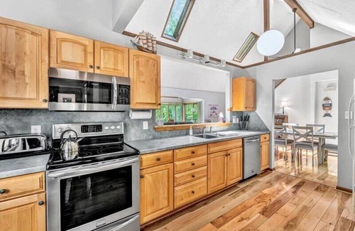 Huddleston House | GORGEOUS Mountain View! Wifi - Pet Friendly - Hot Tub - 2 Kayaks - Canoe! Come Visit "Serenity Now"
