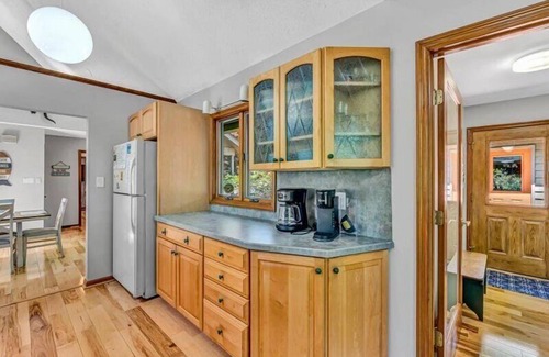 Huddleston House | GORGEOUS Mountain View! Wifi - Pet Friendly - Hot Tub - 2 Kayaks - Canoe! Come Visit "Serenity Now"