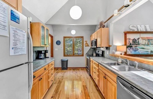 Huddleston House | GORGEOUS Mountain View! Wifi - Pet Friendly - Hot Tub - 2 Kayaks - Canoe! Come Visit "Serenity Now"