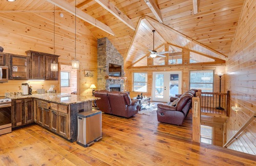 Tarheel Cabin | Gorgeous Murphy Cabin w/Large Deck: 2 Mi to Dtwn!