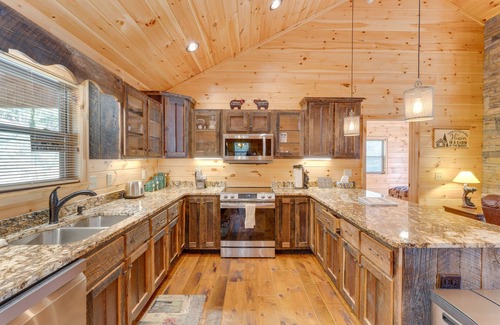 Tarheel Cabin | Gorgeous Murphy Cabin w/Large Deck: 2 Mi to Dtwn!