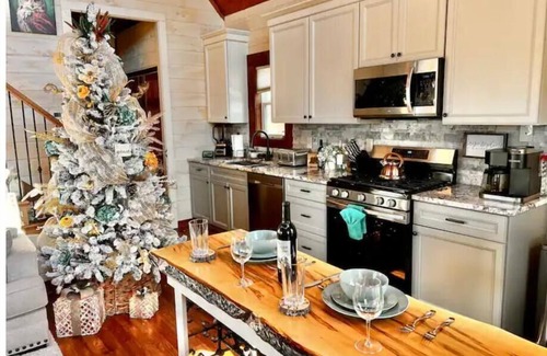 Brasstown Cabin | Gorgeous new cabin+long range views+hot tub+ fireplace+fire pit+near casino