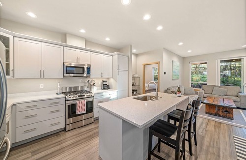 Manzanita House | Gorgeous newly built home/Dog Friendly/Close to the Beach