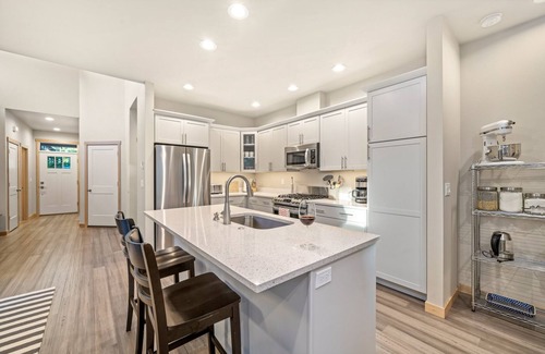 Manzanita House | Gorgeous newly built home/Dog Friendly/Close to the Beach