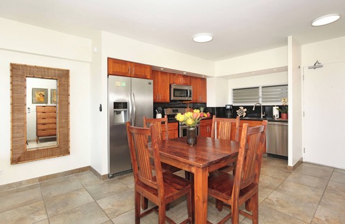 Waikiki Condo | Gorgeous Ocean View! Steps to Beach! Centrally located, full kitchen & more!