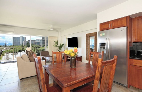 Waikiki Condo | Gorgeous Ocean View! Steps to Beach! Centrally located, full kitchen & more!