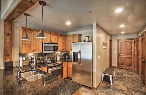 Kellogg Condo | Gorgeous Penthouse w/Views! Sleeps 4. Comfy and Cozy