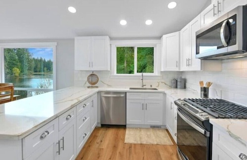 Silverdale House | Gorgeous Poulsbo Lakefront Home with Dock & Kayaks!