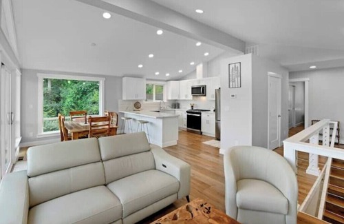Silverdale House | Gorgeous Poulsbo Lakefront Home with Dock & Kayaks!
