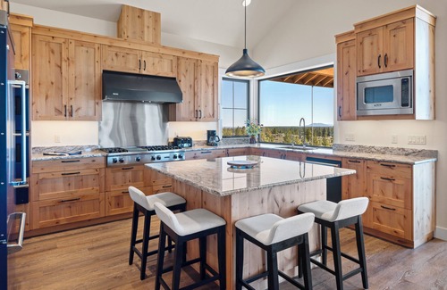 Sisters House | Gorgeous, Private 6,000+ sq ft Sisters Lodge has Three Suites, Views, Hot Tub!