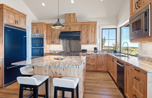 Sisters House | Gorgeous, Private 6,000+ sq ft Sisters Lodge has Three Suites, Views, Hot Tub!