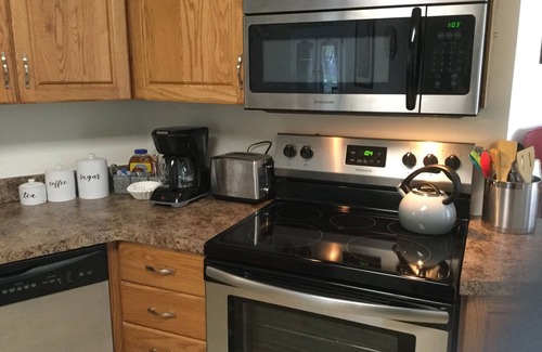 Racine House | Gorgeous! Professionally Cleaned, Self Check In - Sleeps 12
