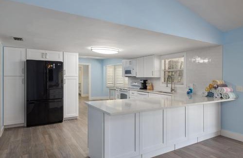 Iona House | Gorgeous Ranch Style Pool Home on One Acre Lot