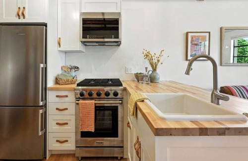 Lower Arapahoe Apartment | Gorgeous Refurbished Motor Lodge Apartment Ideal for Longer Stays