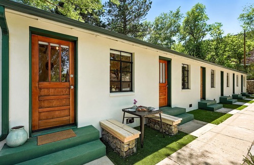 Lower Arapahoe Apartment | Gorgeous Refurbished Motor Lodge Apartment Ideal for Longer Stays