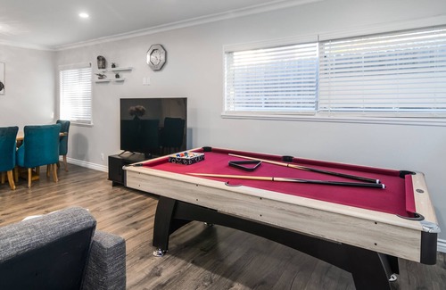 Reseda House | Gorgeous remodeled 5 bdrm house & HUGE yard