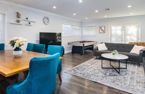 Reseda House | Gorgeous remodeled 5 bdrm house & HUGE yard