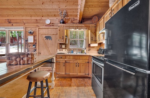 Lakemont House | Gorgeous Rustic Cabin in Mountains-4 bdrm. W/ Fireplace