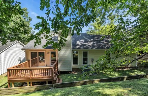 Nashville House | Gorgeous S. Nash Home! 16 min. from Downtown! Super Fast Wi-Fi! Cook's Kitchen!n