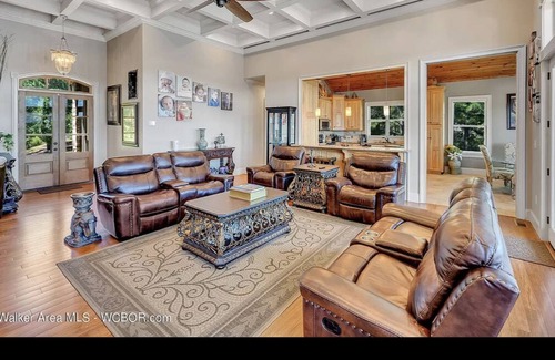 Crane Hill House | Gorgeous Smith Lake Home