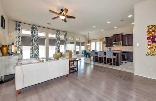 Houston House | Gorgeous Spacious home in Pearland!