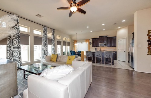 Houston House | Gorgeous Spacious home in Pearland!