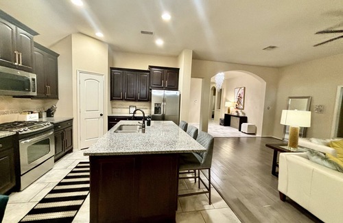Houston House | Gorgeous Spacious home in Pearland!
