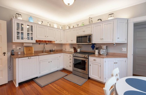 Falmouth House | Gorgeous Spacious Victorian Cape Code Beach View Retreat