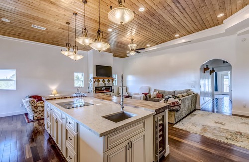 Catalina Foothills Estates House | Gorgeous Spanish Colonial near mountain trails