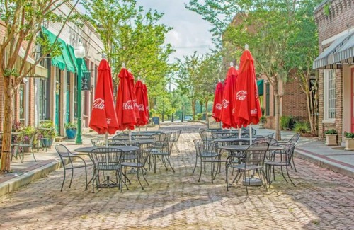 Summerville Historic District Apartment | Gorgeous Studio above Azalea Cocktail Bar & Gardenn