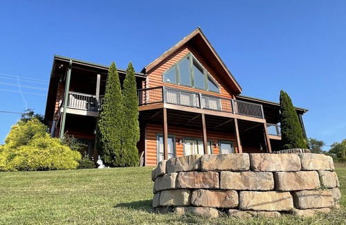 Celina Cabin | Gorgeous Sunrise Cabin with Views