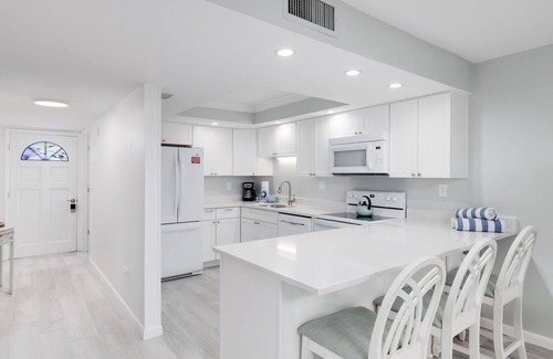 Sanibel Condo | Gorgeous Top Floor Beach Condo at Breakers West