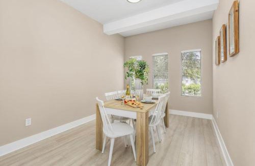 Iona House | Gorgeous Townhome Close to the beaches