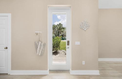 Iona House | Gorgeous Townhome Close to the beaches