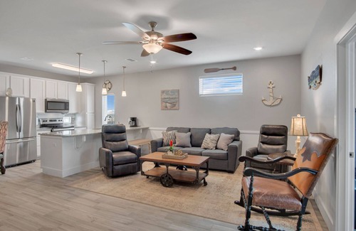Port Aransas Condo | Gorgeous Townhome, Shared Pool, Walk to Beach!