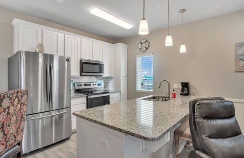 Port Aransas Condo | Gorgeous Townhome, Shared Pool, Walk to Beach!