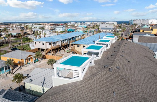 Port Aransas Condo | Gorgeous Townhome, Shared Pool, Walk to Beach!