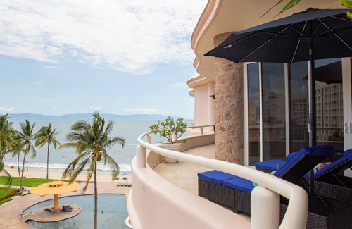 Flamingos Villa | Gorgeous Two-Story Penthouse Private Community on the Beach!