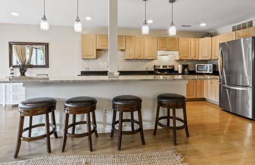 Fontana-on-Geneva Lake Condo | Gorgeous Main Floor Condo w/Pool Fontana near Geneva Lake