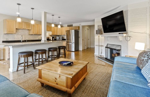 Fontana-on-Geneva Lake Condo | Gorgeous Main Floor Condo w/Pool Fontana near Geneva Lake
