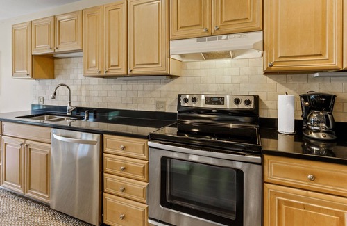 Fontana-on-Geneva Lake Condo | Gorgeous Main Floor Condo w/Pool Fontana near Geneva Lake