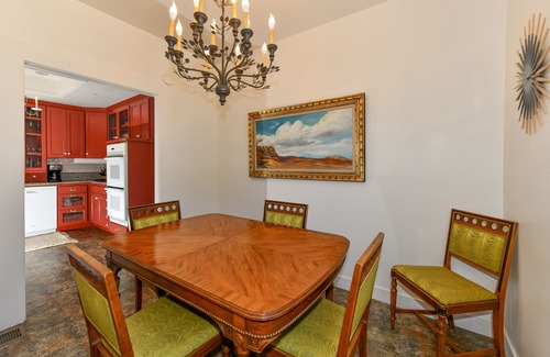 Napa House | Gorgeous Victorian-Downtown Napa! THE CARRIAGE HOUSE, 2br, 2ba, walkable.