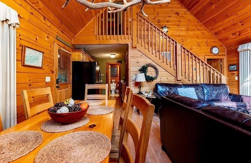Black Bear Falls Cabin | Gorgeous Views - 2mls to Downtown, Game Room, Hot Tub, Pet Friendly!n