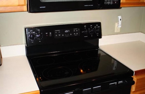 Black Bear Falls Cabin | Gorgeous Views - 2mls to Downtown, Game Room, Hot Tub, Pet Friendly!n
