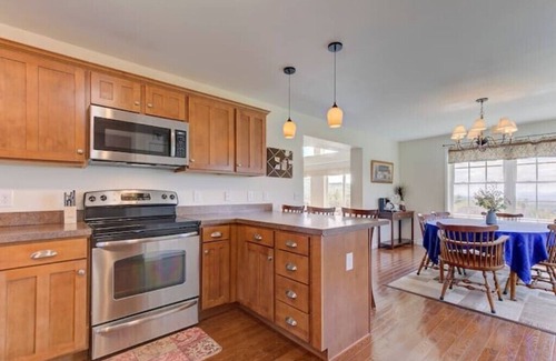 Intervale House | Gorgeous views await you at the 6 Bed Room 3200 sq ft Hites Peak!