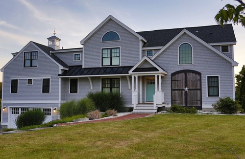 Newport East House | Gorgeous Views, Just Minutes From First Beach!
