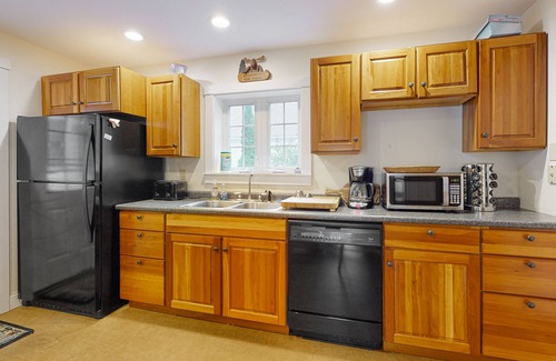 Camden House | Gorgeous, walkable home with water view, deck & washer/dryer - snowbird-friendly